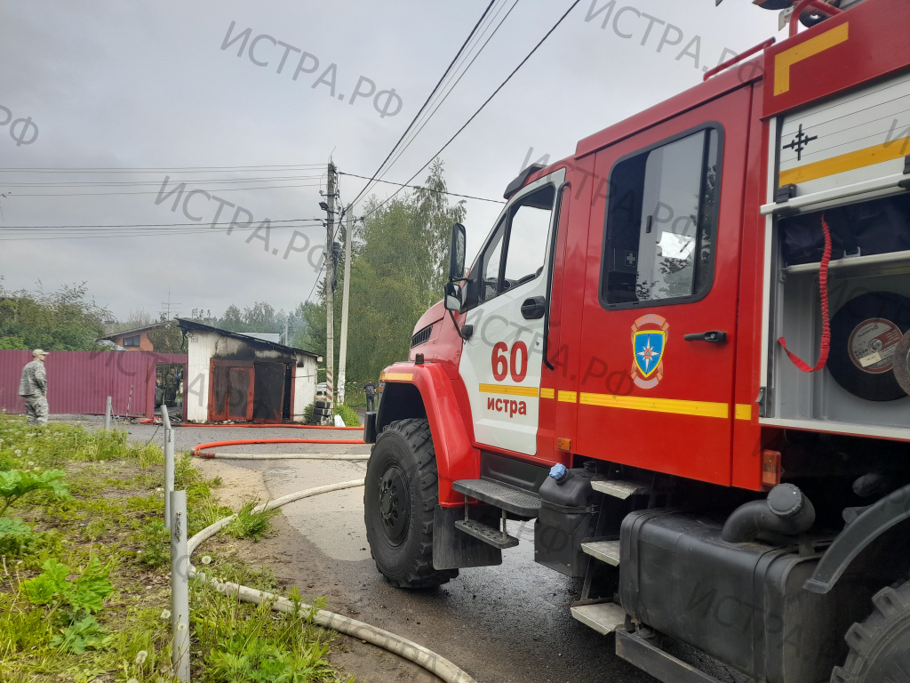 Полиция и пожарные разбираются в причинах пожара в Дарне | 25.05.2023 |  Истра - БезФормата